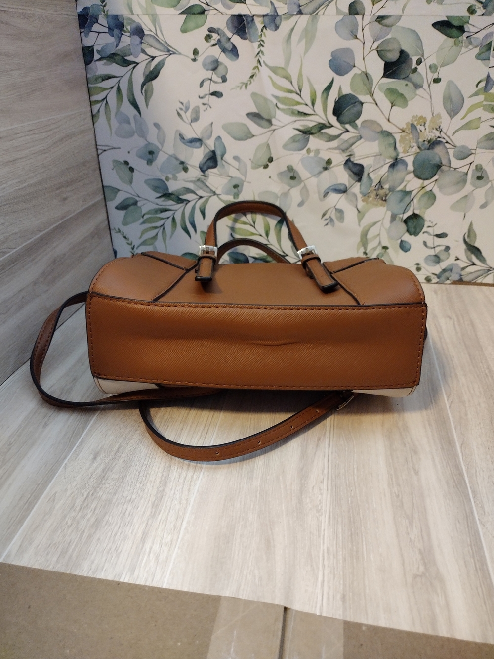 GUESS Two-Tone Tan and White Satchel Bag - Picture 6 of 10